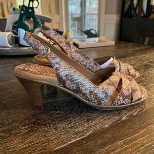 Softspots Neima Open Toe Leather Slingback Sandals sz 10 NWOT